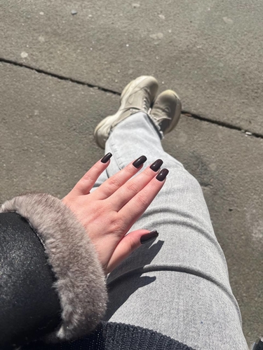 Сделала маникюр, чтобы красиво красить стены 🫰🏻