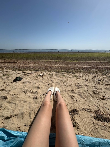 Снова на море, на этот раз в Lepe, где через море видно остров Уайт. К концу дня Крис подобрел и начал кейфовать от м...