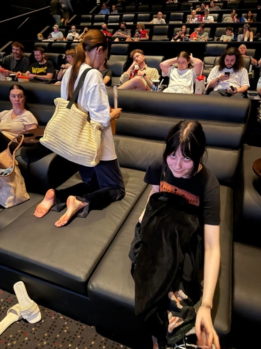 Приехал новый #Kindle (четвертый, кажется, по счету, чуть больше чем за десять лет). На этот раз цветной. 

Ходили в ...